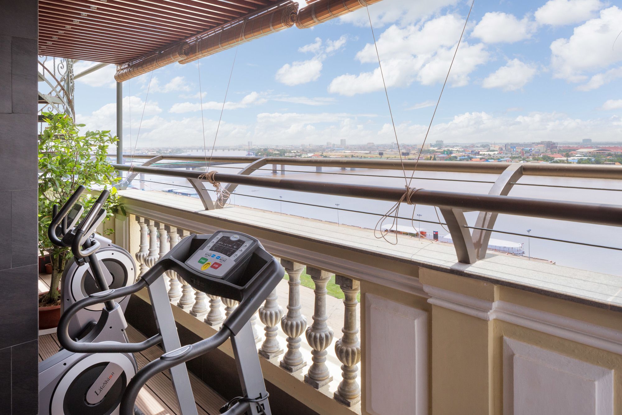 Lcs Hotel & Apartment Phnom Penh Exteriör bild